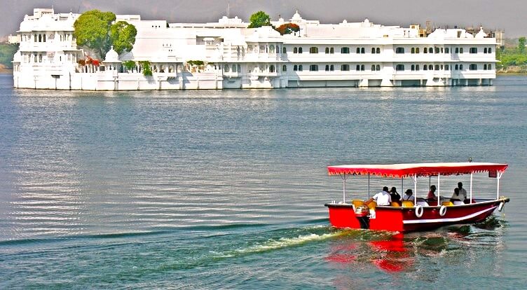 boat-ride-in-lake-pichola