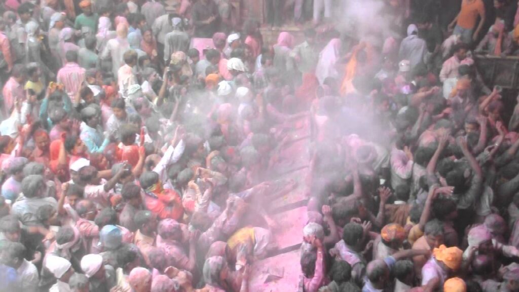 holi celebration in vrindavan banke bihari temple
