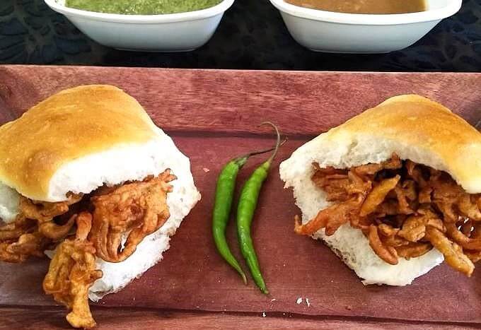 kanda bhajiya pav mumbai street food