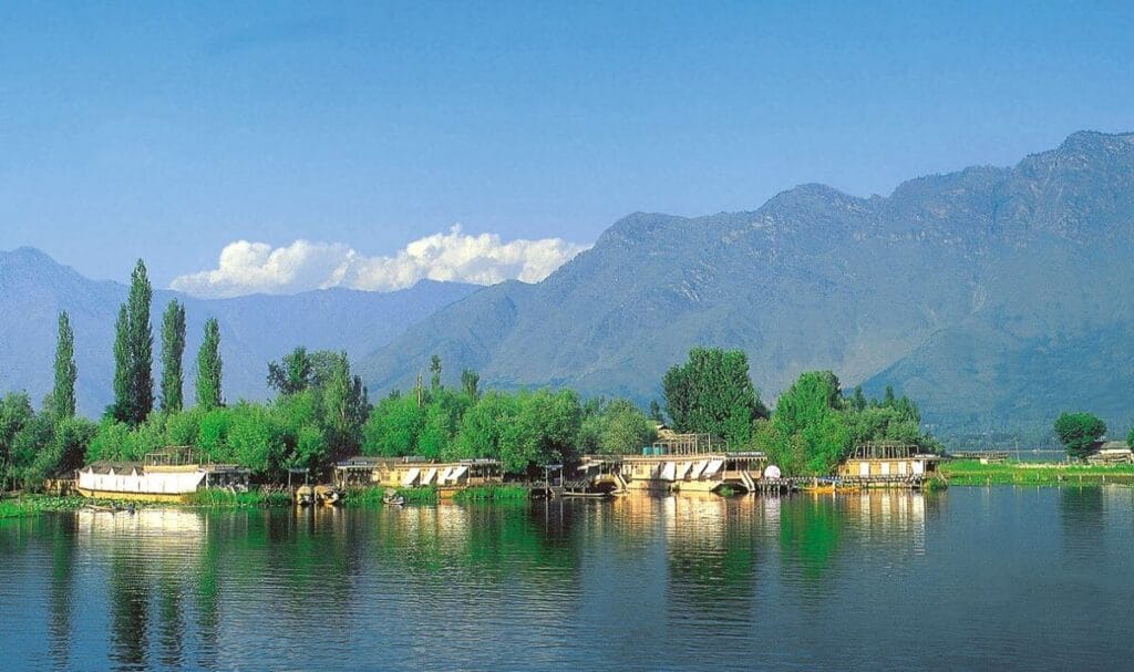 dal lake srinagar jammu kashmir