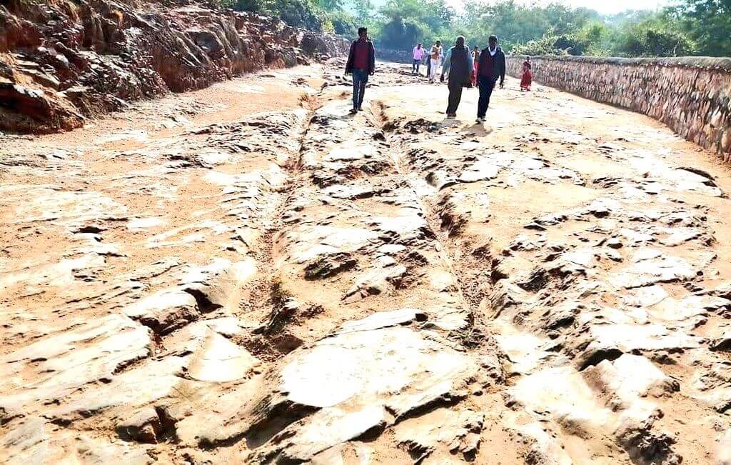 tourist places in rajgir-chariot wheel marks