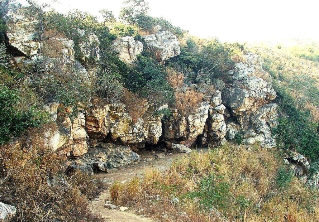 tourist places in rajgir-saptaparni caves